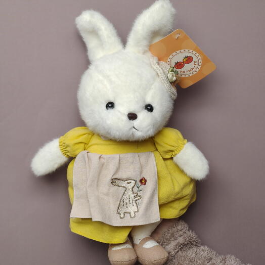 Плюшевый зайка в жёлтом платьишке