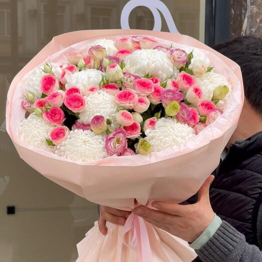 Букет из 10 хризантем и 8 кустовых роз