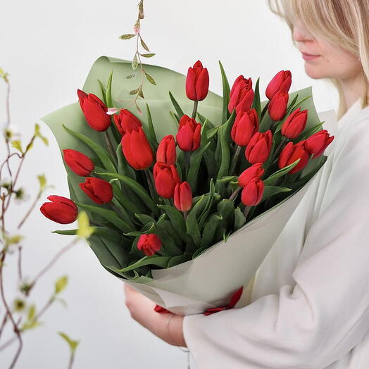 Vörös tulipáncsokor (25 szál)