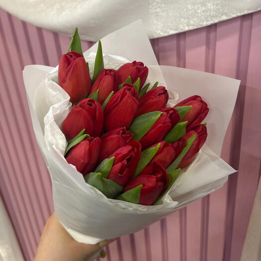 Алая нежность из 11 тюльпанов