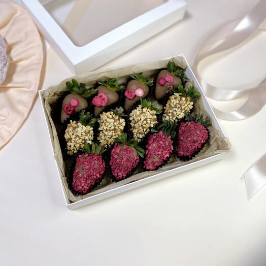 12 клубник в молочном шоколаде 🍓