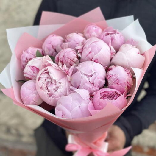 15 розовых пионов