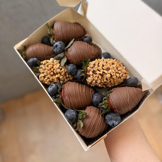 Клубника в шоколаде голубика в подарок