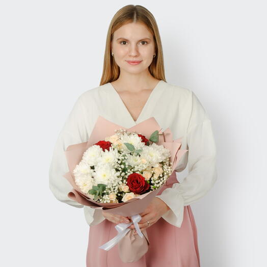Букет💐 из кустовой хризантемы , красных роз с эвкалиптом и