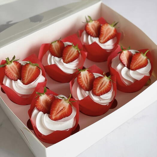 Ванильные капкейки с кремом чиз с ягодами(клубника🍓)в наборе(6шт)