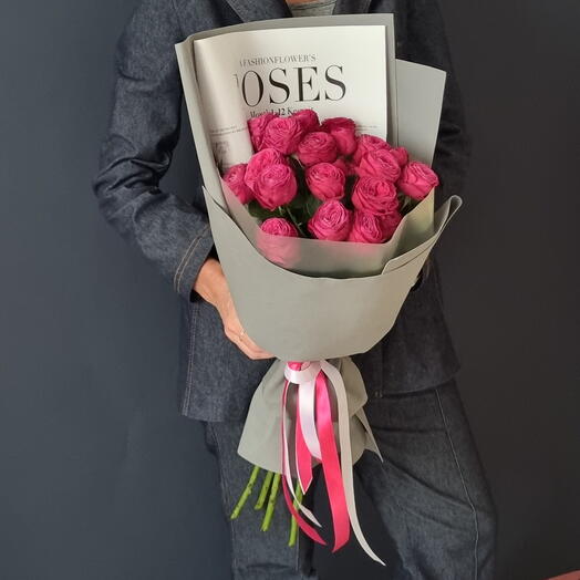 Яркий букет из пионовидной розы Roses