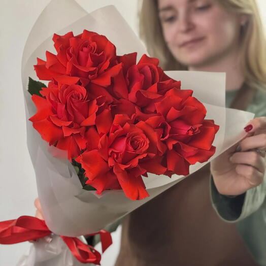 Brillante ramo de 5 rosas francesas rojas