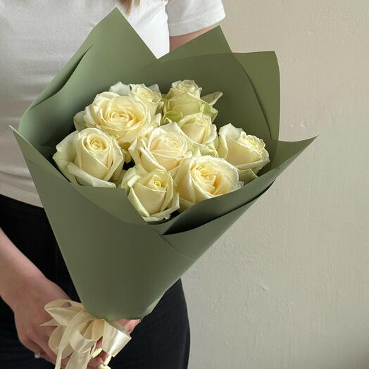 9 rosas blancas en un elegante paquete