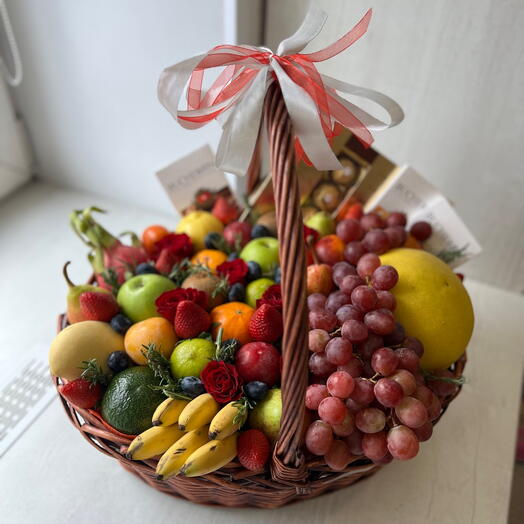 Корзина с фруктами и Ferrero Rocher