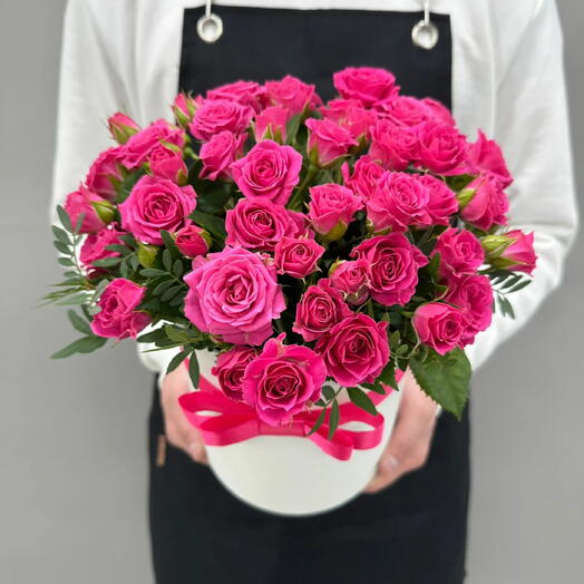 Малиновые кустовые розы в коробке от Flowerstorg N322