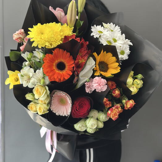 Трендовый дофаминовый букет в стильной черной упаковке