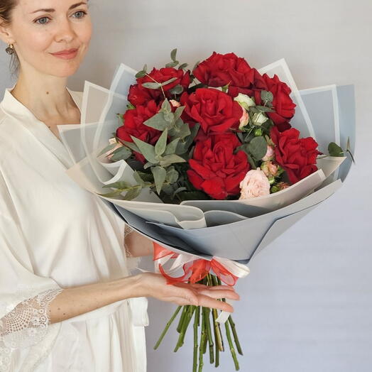 Яркий букет красные французские розы, кустовые розы и эвкалипт. N.64