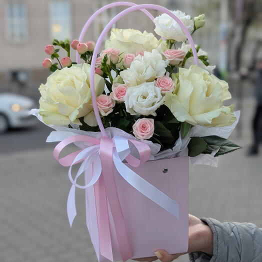 Букет в сумочке с французскими розами, кустовыми розами, эустомой, гиперикумом, фрезией