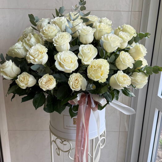 51 роза в коробке