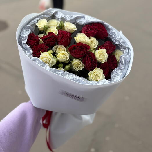 Букет красные и белых кустовых роз