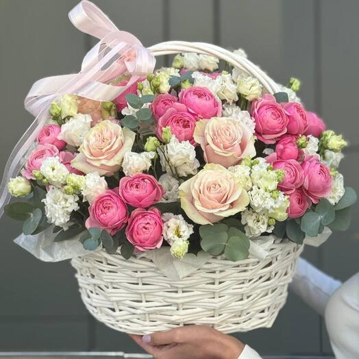 Корзина Милой кокетке из пионовидные розы, розовые розы, эустомы и эвкалипта для мамы