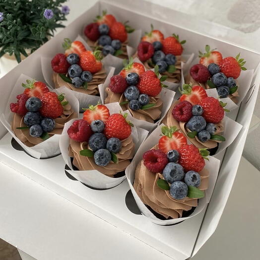 Шоколадные капкейки с кремом чиз с яблоками (клубника ,голубика ,малина )в наборе (9шт)
