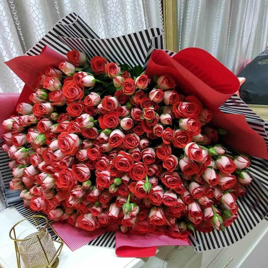 101 красная кустовая роза в букете