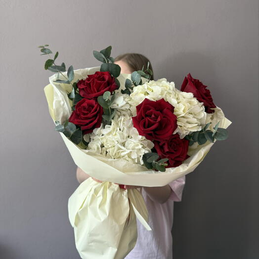 Роскошный букет из гортензий и французских роз 🤍🌸