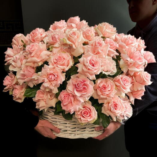 Корзина с французскими розами 51 шт