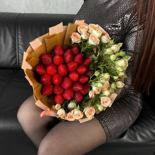 Букет из клубники и цветов "Летняя Свежесть"