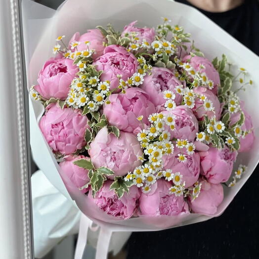 Нежный букет из розовых пионов и кустовых ромашек