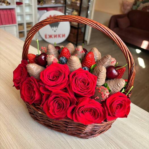 Мини корзина с клубникой в шоколаде и красными розами
