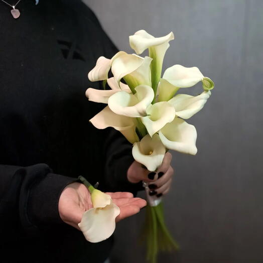 Букет невесты с бутоньеркой из калл