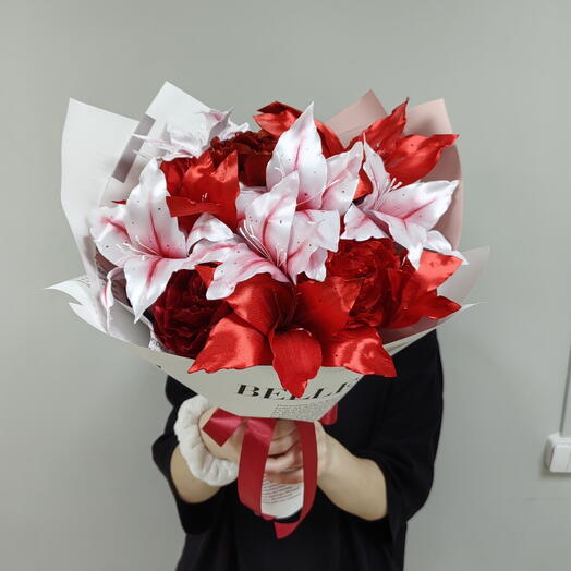 Букет из атласных роз, лилий в оформлении🌸 Букет ручной работы из атласных лент