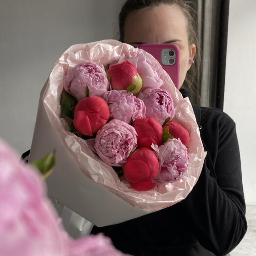 Дуэт пионов «Coral Charm + Sarah Bernhardt