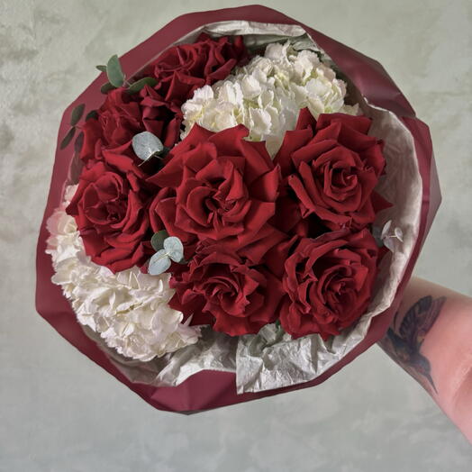 Букет с красными французскими розами и гортензией 🌹🌹🌹