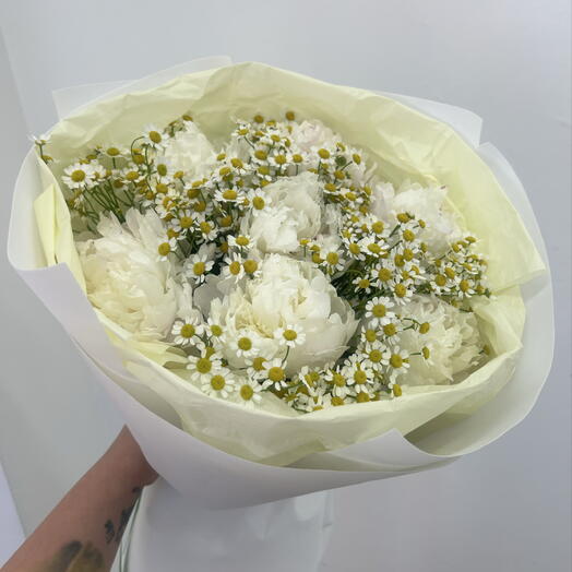 Букет из пионов и ромашки