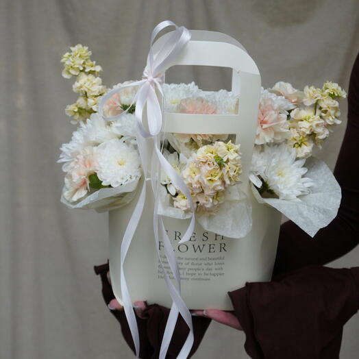 Сумка-композиция с хризантемами и маттиолами