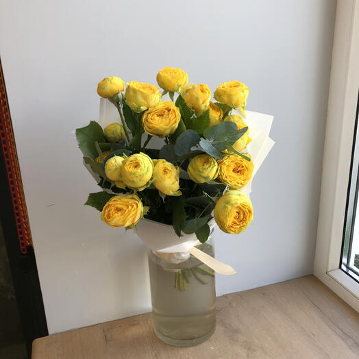 Букет из желтых пионовидных кустовых роз с эвкалиптом