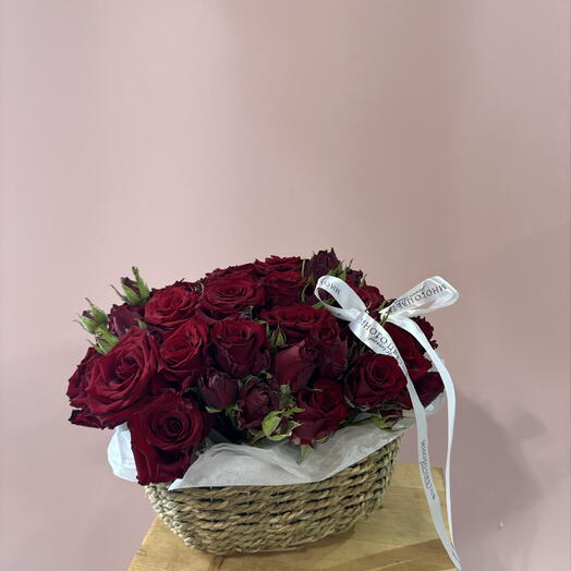 Корзина с красными кустовыми розами