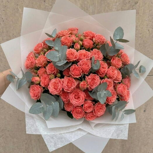 Роскошный букет из 19 кустовых роз кораллового цвета с веточками эвкалипта 🧡