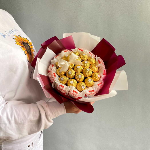 Букет с изысканными конфетами ферерро и раффаэлло "Вкусный контраст"♥️