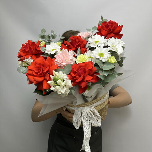 Корзина с яркой ажурной розочкой