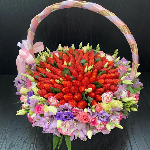 Клубничная корзина с цветами