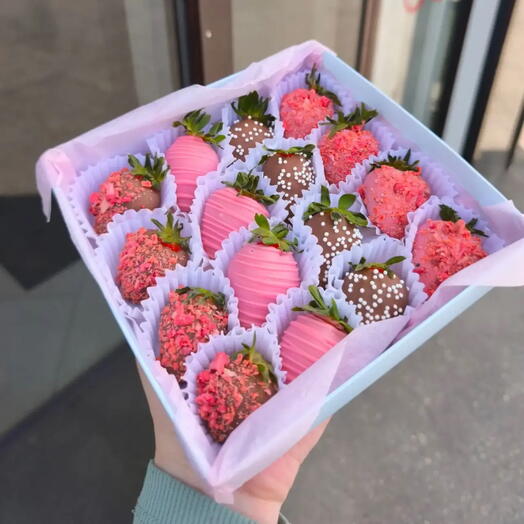 Коробочка из клубники в бельгийском шоколаде love 9-16 ягод
