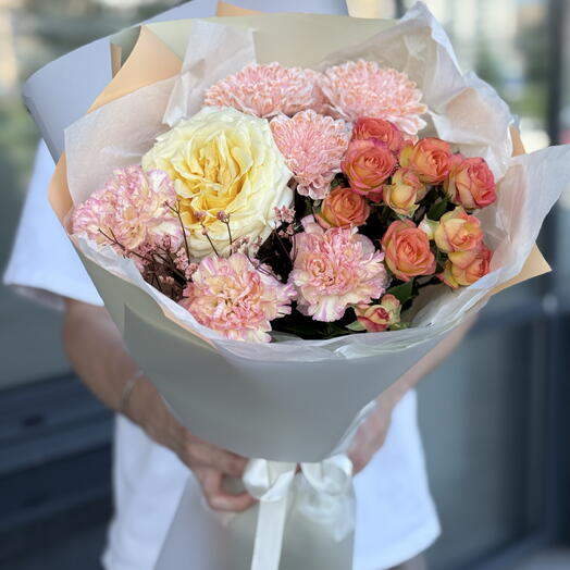 Ярко-нежный букет с пионовидной розой Канделайт и кустовыми розами с  хризантемой и персиковыми диантусами