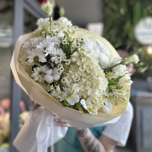 Букет летний с гортензией , ромашками и альстромерией🌼