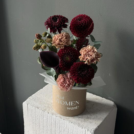 Композиция в шляпной коробке с красными георгинами