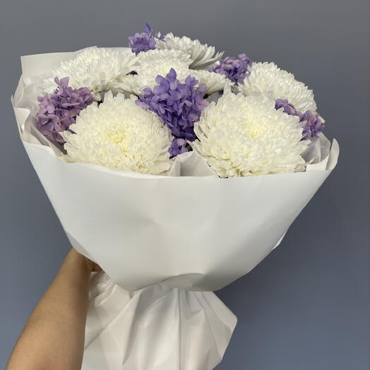 Белоснежный букет из королевских хризантем и сиреневой гортензии💜💜
