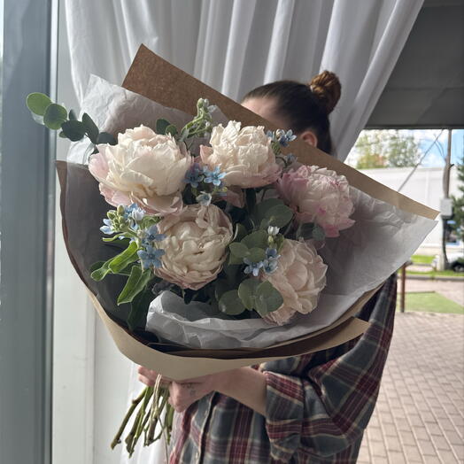 Букет пионов и незабудок