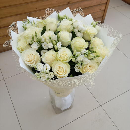 Букет из белой розы и эустомы 💐💐💐