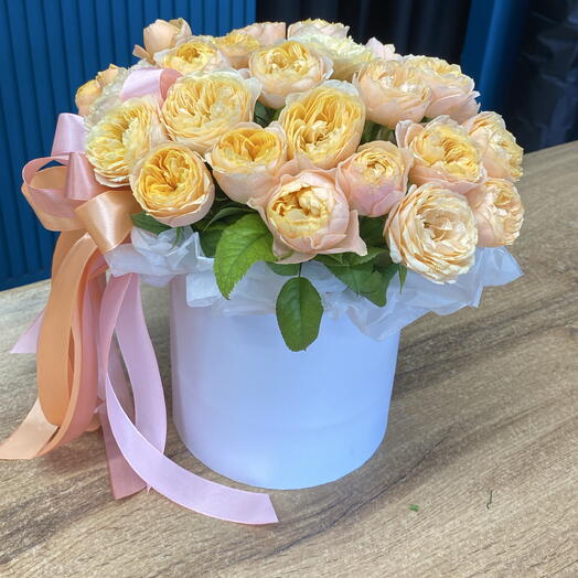 Шляпная коробка с пионовидными розами