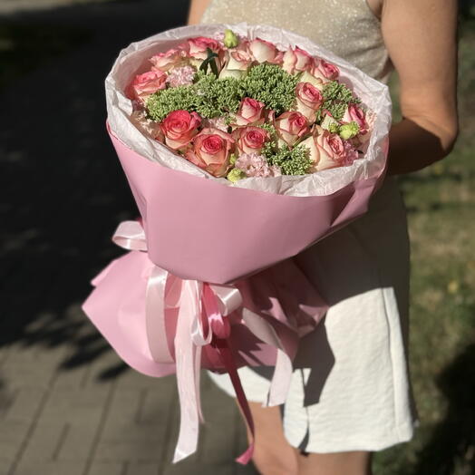Букет с розами Джумилия и эустомой