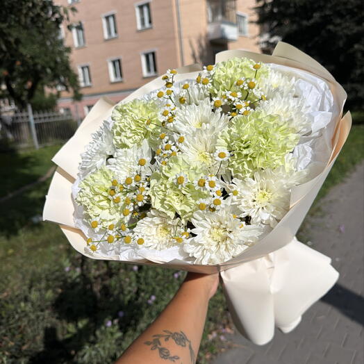 Сборный букет диантусы лайм и ромашка полевая