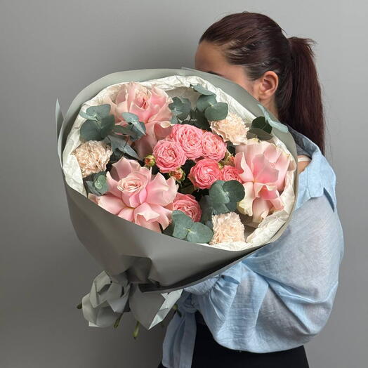 Французские розы, гвоздики и кустовая роза